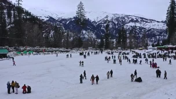 Luftaufnahme einer Menschenmenge, die sich im Schnee-Abenteuertal in Solang, Himachal Pradesh, amüsiert, — Stockvideo