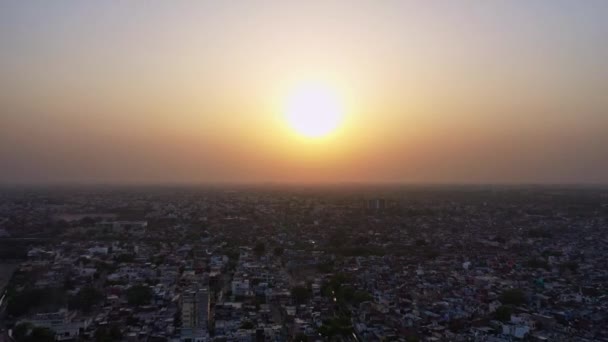 Aerial High up Shot of a Indian Town Agra, Ινδία κατά τη διάρκεια ενός όμορφου ηλιοβασιλέματος — Αρχείο Βίντεο