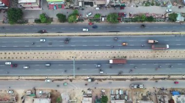 Hindistan, Mathura 'da, ulusal bir otoyolda, aşağı bakan, paralel çizgiler üzerinde geçen trafiğin hava görüntüsü. 