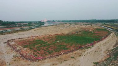 Tac Mahal 'in havadan yükselen görüntüsü ortaya çıkıyor ve Yamuna Nehri Agra, Uttar Pradesh, Hindistan' da akıyor. 