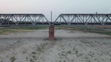 Kirletilmiş ve Kurumuş Yamuna Nehri 'nin havadan çekilmiş görüntüleri, neredeyse hiç su kalmamış, bir demiryolu köprüsünün üzerinden geçmiş.