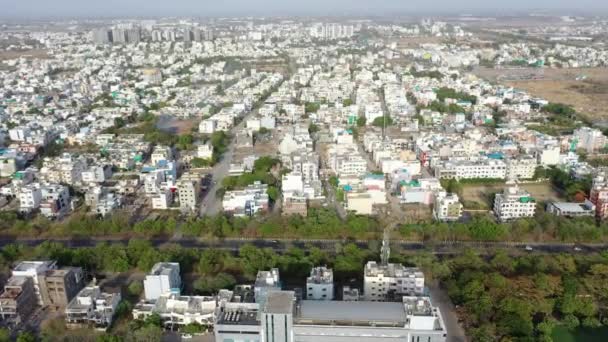 Letecký záznam z bezpilotního letounu UHD z městských bloků v indickém městě. Indore, který je také Indias nejčistší město, Přední pohybující se Shot — Stock video