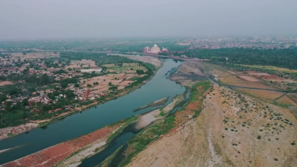 Krásné letecké záběry Taj Mahal a řeky Yamuna tekoucí podél v Agra, Uttar Pradesh, Indie — Stock video