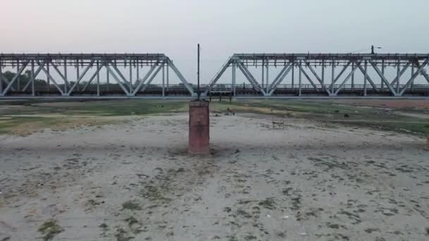 Filmagem aérea de Poluído e Seco Rio Yamuna, Dificilmente Qualquer água restante, Encoste o tiro sobre uma ponte ferroviária — Vídeo de Stock