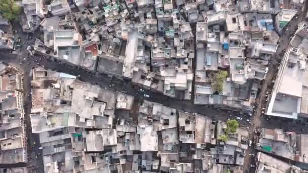 Un impactante metraje aéreo de viviendas agrupadas en Agra, Uttar Pradesh, India que representa la superpoblación, el calentamiento global y las huellas de carbono humano — Vídeos de Stock