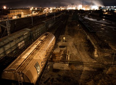 Raylarda terk edilmiş tren.
