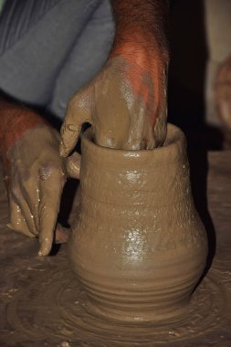 Potter kilden demlik yapıyor.