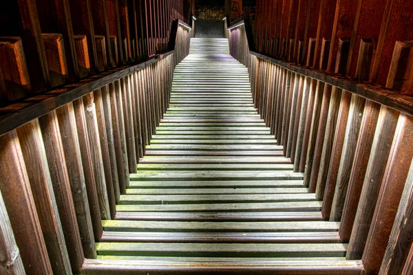 Φωτισμένο Ξύλινο Διάδρομο Και Ξύλινα Κιγκλιδώματα — Φωτογραφία Αρχείου