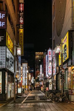 Tokyo, Japonya 'da gece tipik bir alışveriş caddesi