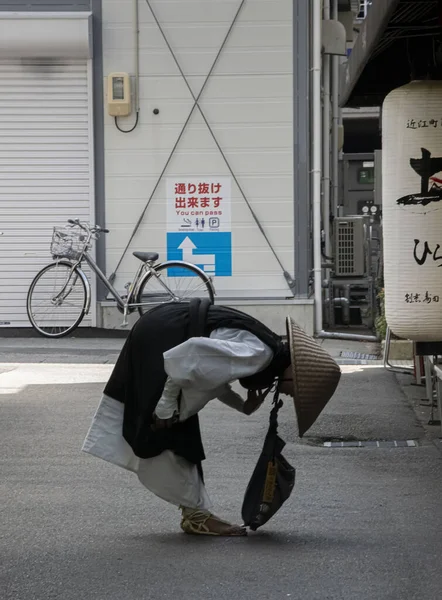 日本金泽街头市场典型的神道僧人 — 图库照片