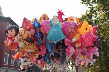 Çeşitli renk ve şekillerde balonlar.