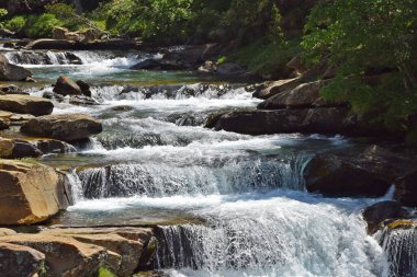 Ordesa, Pireneler 'deki dağlık bir arazide şelaleler