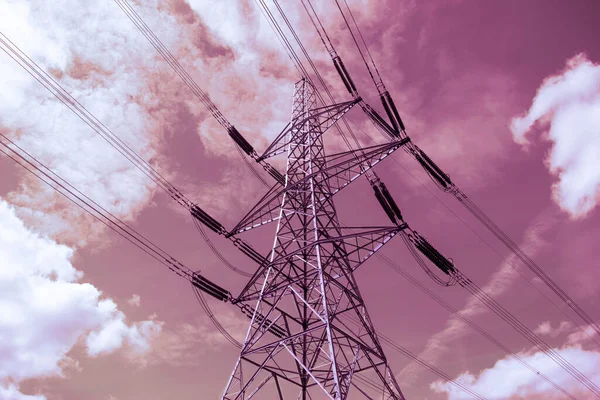Электрический Столб Розовым Небом Облаками Видимыми Снизу Вверх Инфракрасным Фильтром — стоковое фото