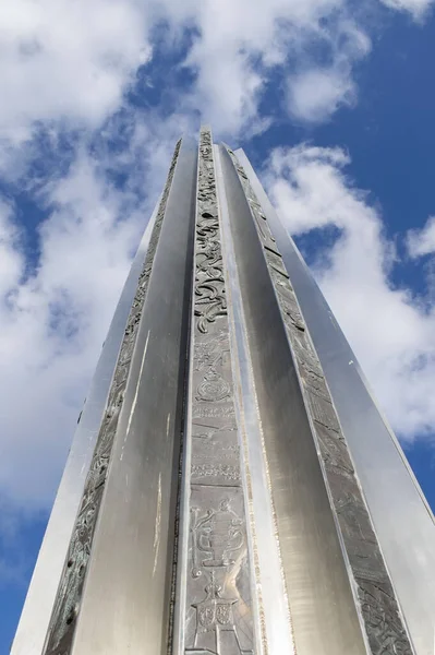 英国约克郡东开斯特 2020年10月7日 东卡斯特广场的丹姆雕塑 8米高 青铜和钢制 从下往下俯瞰 背景为蓝天 — 图库照片