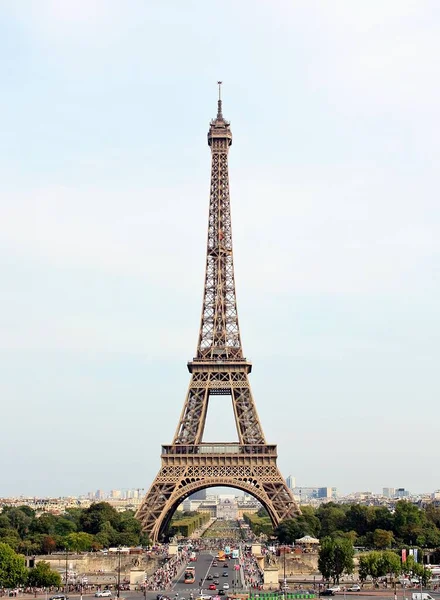 巴黎的埃菲尔铁塔笼罩在光滑的云雾中 — 图库照片