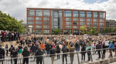 George Floyd 'un ölümünün ardından Manchester' daki Piccadilly Bahçeleri 'nde Siyahların Yaşamı Önemlidir protestosu 