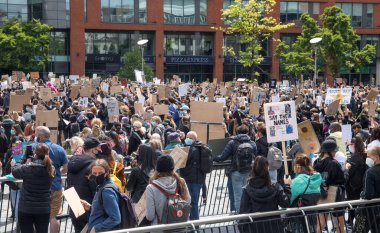George Floyd 'un ölümünün ardından Manchester' daki Piccadilly Bahçeleri 'nde Siyahların Yaşamı Önemlidir protestosu 