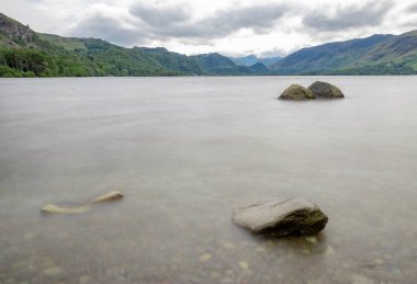 Keswick, Lake District, İngiltere yakınlarındaki Calfclose Bay, Derwentwater 'da Centenary Stones' un uzun pozu.