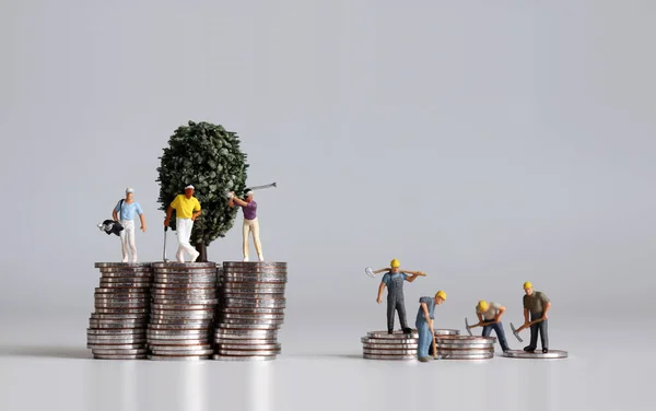 Personas Miniatura Pila Monedas Conceptos Sobre Vida Los Ricos Los — Foto de Stock