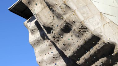 Parkın duvarına tırmanmak.