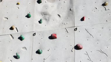 Parktaki kaya tırmanışı duvarı..