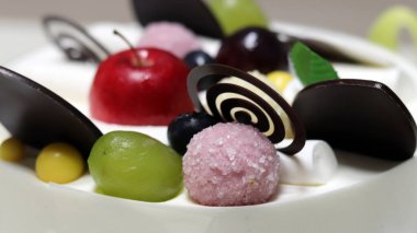 Süslü, sarı kurdeleli bir sütlü kek..