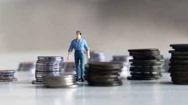 Bozuk para yığınının ortasında duran bir adam.
