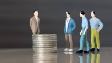 Lider ve işçi kavramları. Bozuk para yığınının etrafındaki insanlar.
