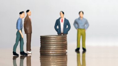 Para ve Halkın Kavramları. Bozuk para yığınının etrafındaki insanlar.