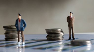 Grafikler, madeni paralar ve minyatür insanlar. Ekonomik ayrımcılık kavramı