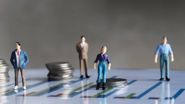 Para ve İnsan Konsepti. Grafikte Sikkeler ve Minyatürler.