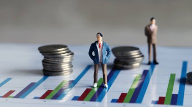 Bozuk paralar ve minyatür insanlar. Performans ve Maaş Kavramları.