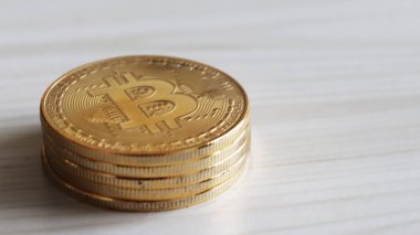 Ahşap arka planda bir yığın bitcoin.