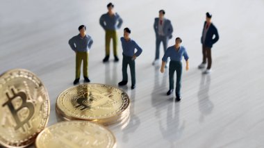 Minyatür insanlar ve bitcoin.