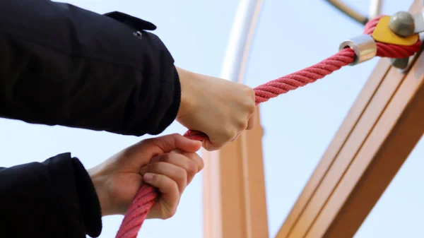 Una Mano Agarrada Una Cuerda Roja — Foto de Stock