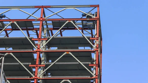 Estacionamiento Mecánico Contra Cielo —  Fotos de Stock