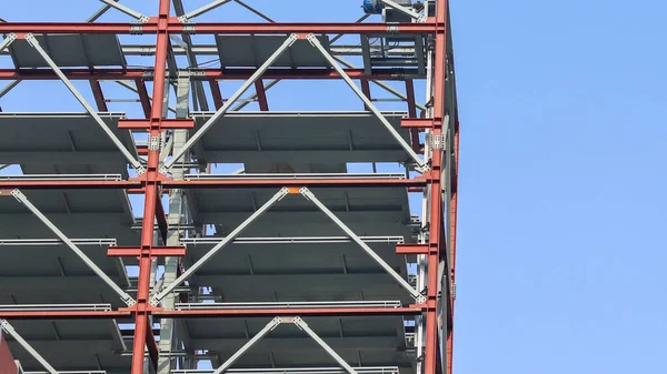 Estacionamiento Mecánico Contra Cielo —  Fotos de Stock