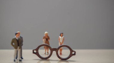 Erkekler ve kadınlar için sosyal göz konsepti.