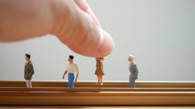 Minyatür erkekler ve kadınlar. Erkeklerin arasında kadını tutan el..