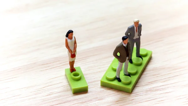 Concepto Discriminación Género Dos Hombres Miniatura Una Mujer Miniatura Pie —  Fotos de Stock