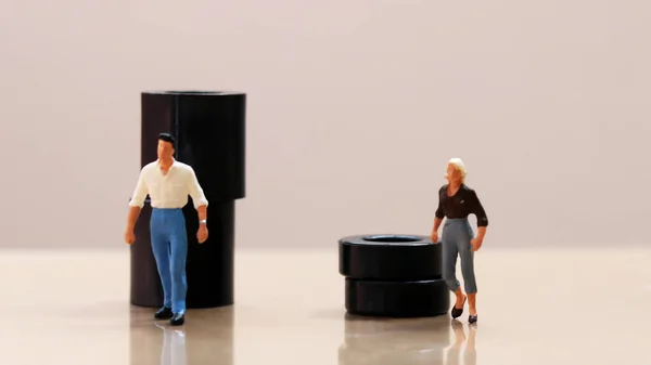 Homens Miniatura Mulher Miniatura Frente Blocos Pretos Diferentes Tamanhos — Fotografia de Stock