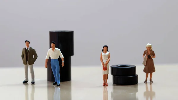 Dos Hombres Miniatura Dos Mujeres Miniatura Pie Frente Bloques Negros —  Fotos de Stock