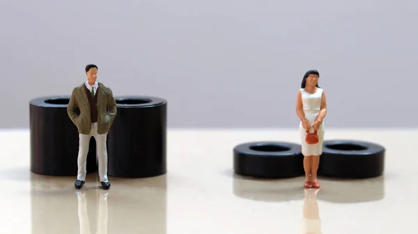 Minyatür Erkekler Minyatür Kadınlar Farklı Boyutlarda Iki Siyah Bloğun Önünde — Stok fotoğraf