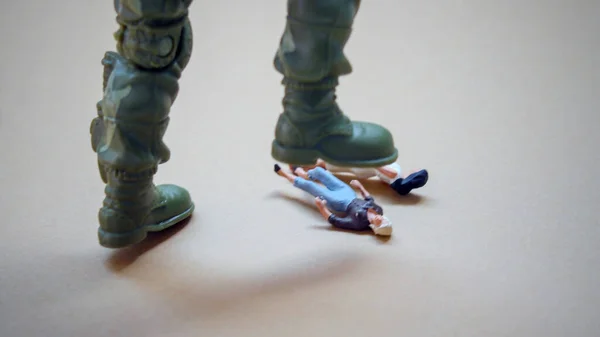 Miniaturowi Ludzie Pod Wojskowymi Butami — Zdjęcie stockowe