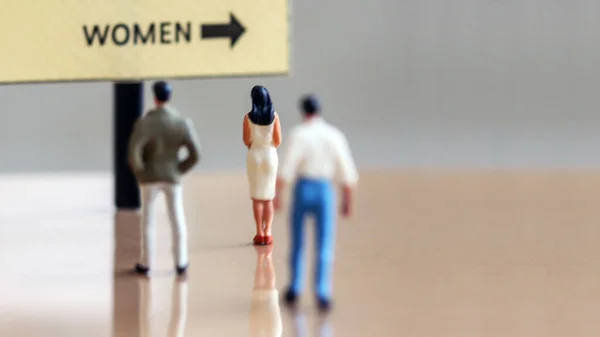 Discriminación Masculina Femenina Personas Miniatura Hitos Que Conducen Las Mujeres — Foto de Stock
