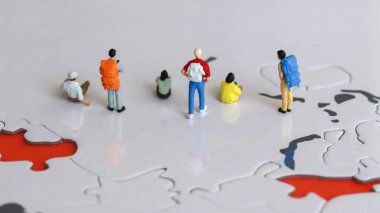 Dünya haritalarında minyatür erkekler ve minyatür kadınlar.