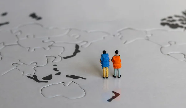 Dos Turistas Miniatura Parados Mapa Del Mundo Con Una Mochila — Foto de Stock