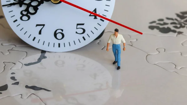 Homme Miniature Debout Devant Une Horloge — Photo