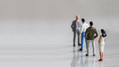 Minyatür insanlar sıra sıra diziliyor.