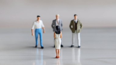 Üç minyatür erkek ve bir minyatür kadın karşı karşıya..